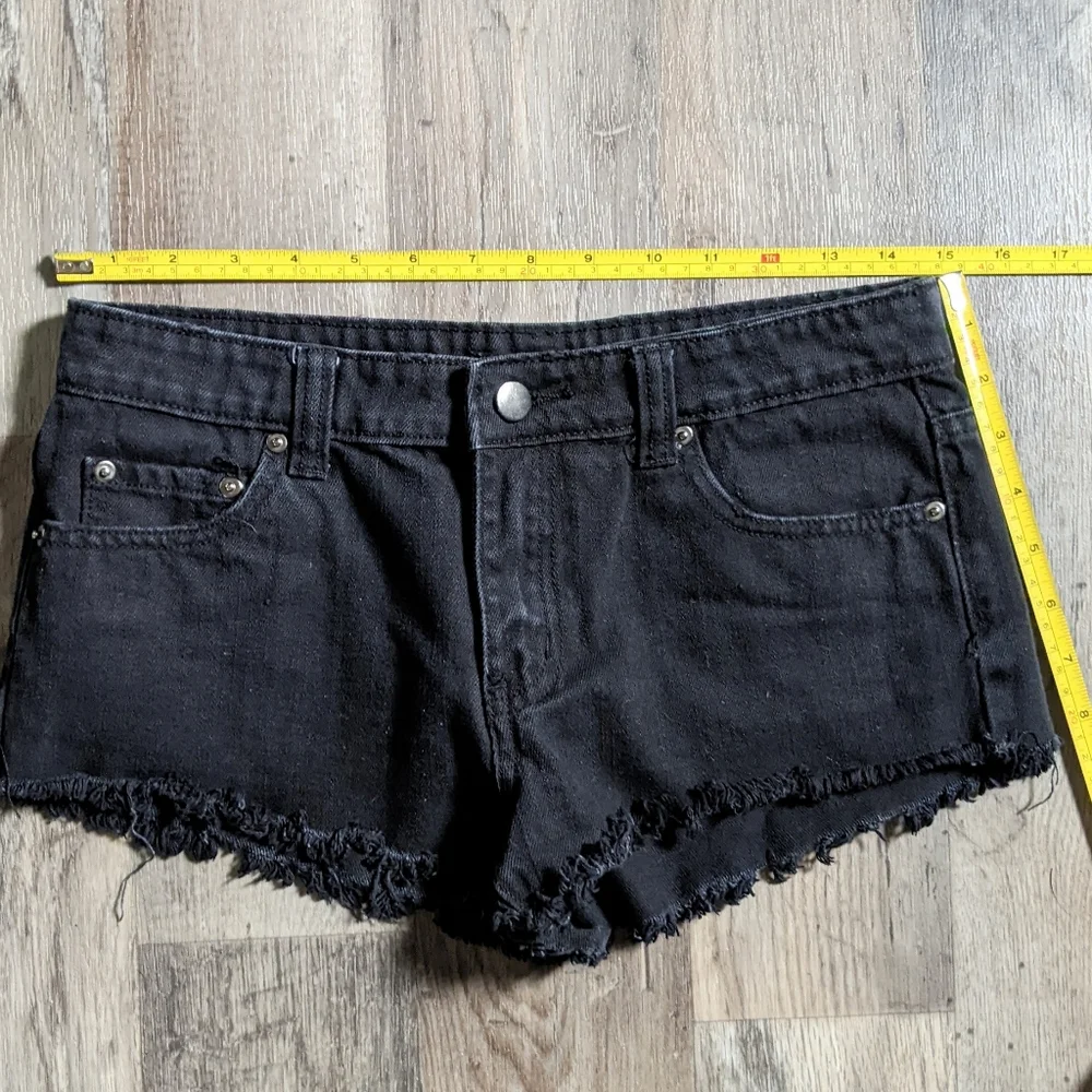 Sexy Raw Hem Shorts Size 26 - Picture 4 of 7